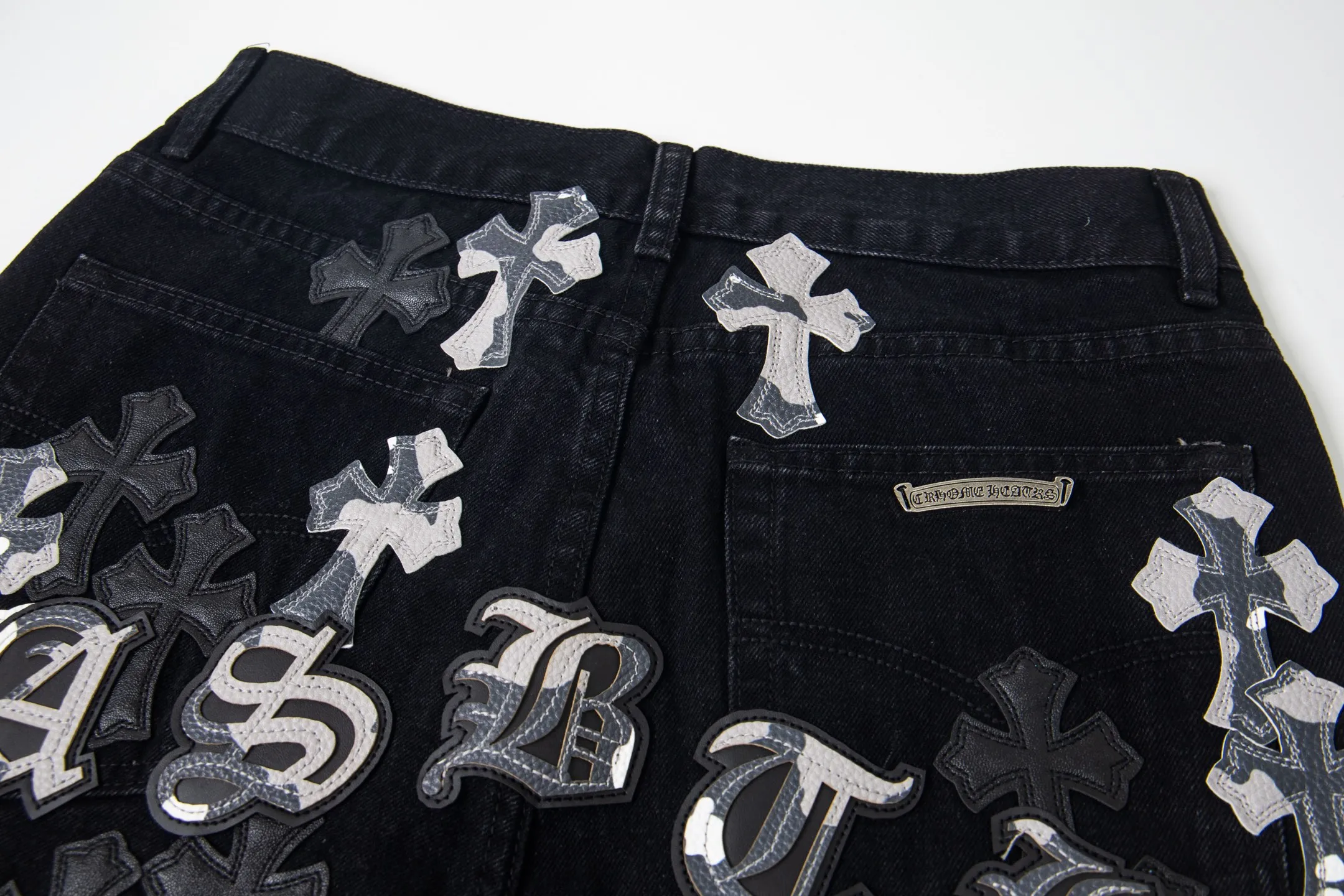 P260 Chrome Hearts Chrome Hearts Black Multi-leather Elements Full of Details Washed Jeans Authentically Restore the Ultimate Vintage Texture Three-Dimensional Fit Loose and Comfortable, Not Slimming Appearing Tall and Slim Made by a Manufacturer Original Quality Control Same Style for Men and Women Can Be Matched for Couples Versatile Recommendations Must-Have Jeans for All Seasons Fashionistas Have Been Disappointed From the Quality Selection of Fabrics, Cutting of Details, and Matching of Patterns, Everything Is Impeccable! The upper body is so handsome when worn...it can be easily worn by men, women and children! The craftsmanship is made of heavy-duty washed pure cotton denim fabric. After washing, it is soft and thick. It is very stylish when worn on the body. Style number: 1775# Color: black Size: 28 30 32 34 36